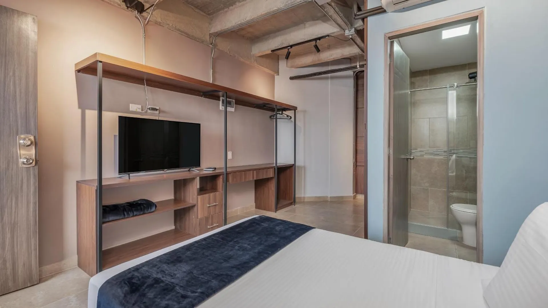 The H Hub By Housy Host Apartment Medellin